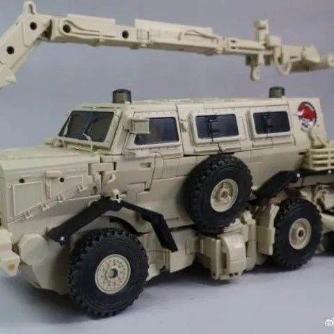Transforming Toys MMP14  Bonecrusher  KO Mine-Resistant Vehicle Movie Master Level